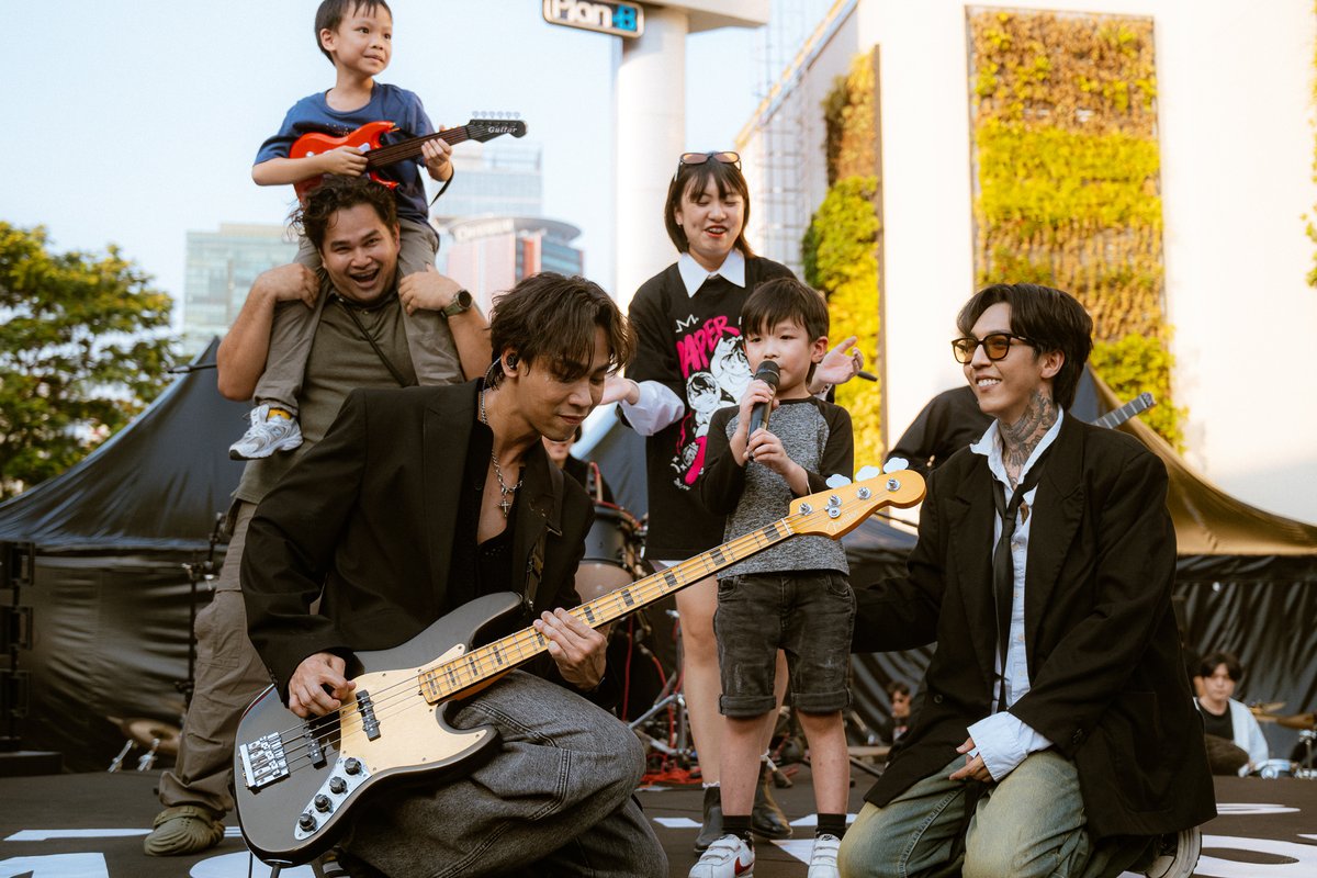 StarzabThailand's tweet photo. ครั้งแรกในไทย “PAPER PLANES FLASH MOB” รวมตัวคนเล่นดนตรี ทุกเพศ ทุกวัย จากทั่วประเทศกว่า 85 ชีวิต โชว์ “ทรงอย่างแบด” พร้อมกัน กระหึ่มใจกลางกรุงฯ https://t.co/FNVZVVoLvB
#PAPERPLANES https://t.co/m5kLnQ0Czz