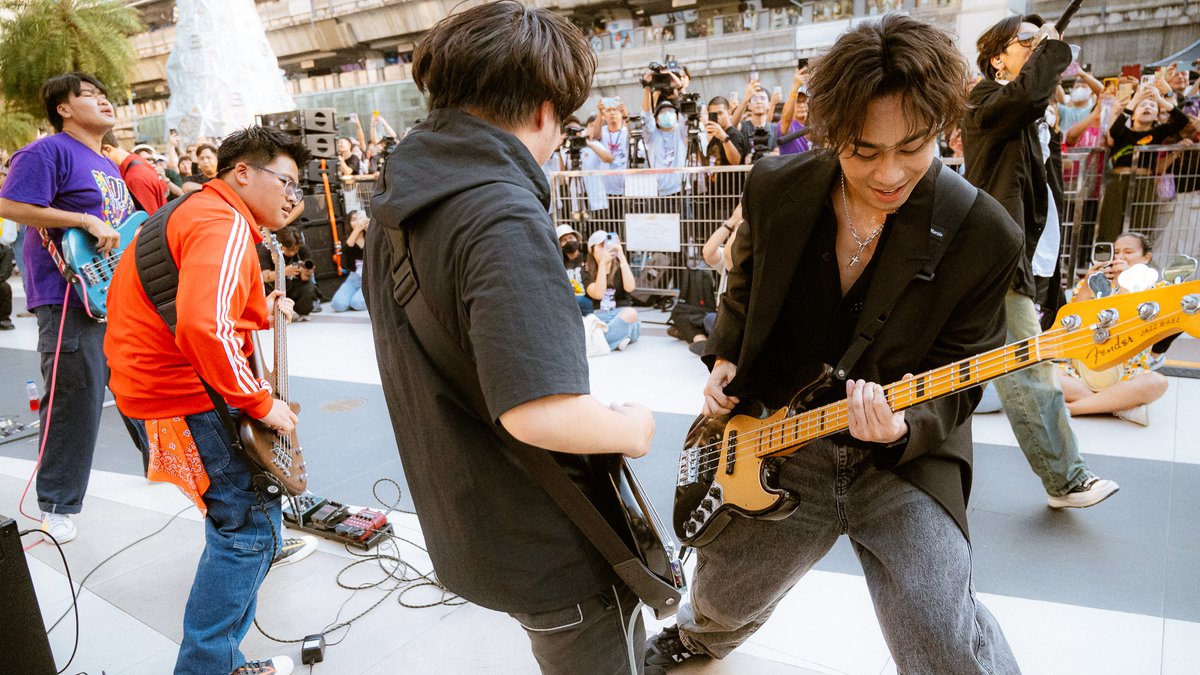 StarzabThailand's tweet photo. ครั้งแรกในไทย “PAPER PLANES FLASH MOB” รวมตัวคนเล่นดนตรี ทุกเพศ ทุกวัย จากทั่วประเทศกว่า 85 ชีวิต โชว์ “ทรงอย่างแบด” พร้อมกัน กระหึ่มใจกลางกรุงฯ https://t.co/FNVZVVoLvB
#PAPERPLANES https://t.co/m5kLnQ0Czz
