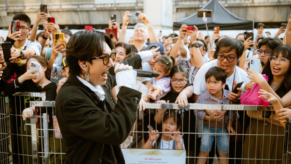 StarzabThailand's tweet photo. ครั้งแรกในไทย “PAPER PLANES FLASH MOB” รวมตัวคนเล่นดนตรี ทุกเพศ ทุกวัย จากทั่วประเทศกว่า 85 ชีวิต โชว์ “ทรงอย่างแบด” พร้อมกัน กระหึ่มใจกลางกรุงฯ https://t.co/FNVZVVoLvB
#PAPERPLANES https://t.co/m5kLnQ0Czz