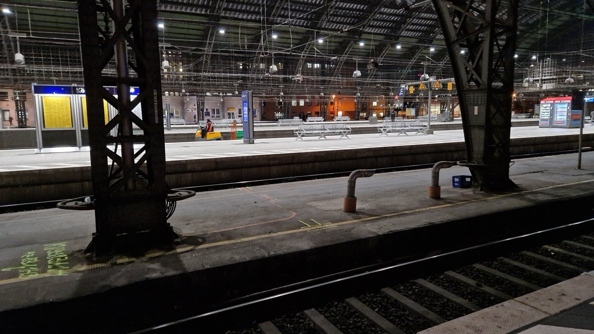 #KÖLN: RE 7 fällt aus, Folgezug fällt aus,  Alternativroute über Düsseldorf: RE1 fällt aus, Zug zwischen Düsseldorf und KR fährt nicht, der ICE nach Düsseldorf fällt ebenfalls aus...aber es gibt ja noch eine Route über M-Gladbach..#ÖPNV  kein #Streik , normaler Berufsverkehr