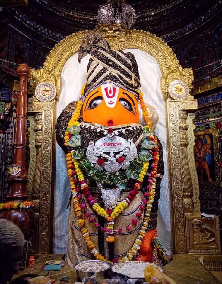 पवन तनय संकट हरन,मंगल मूरती रूप। 
राम लखन सीता सहित,हृदय बसहु सुर भूप।।