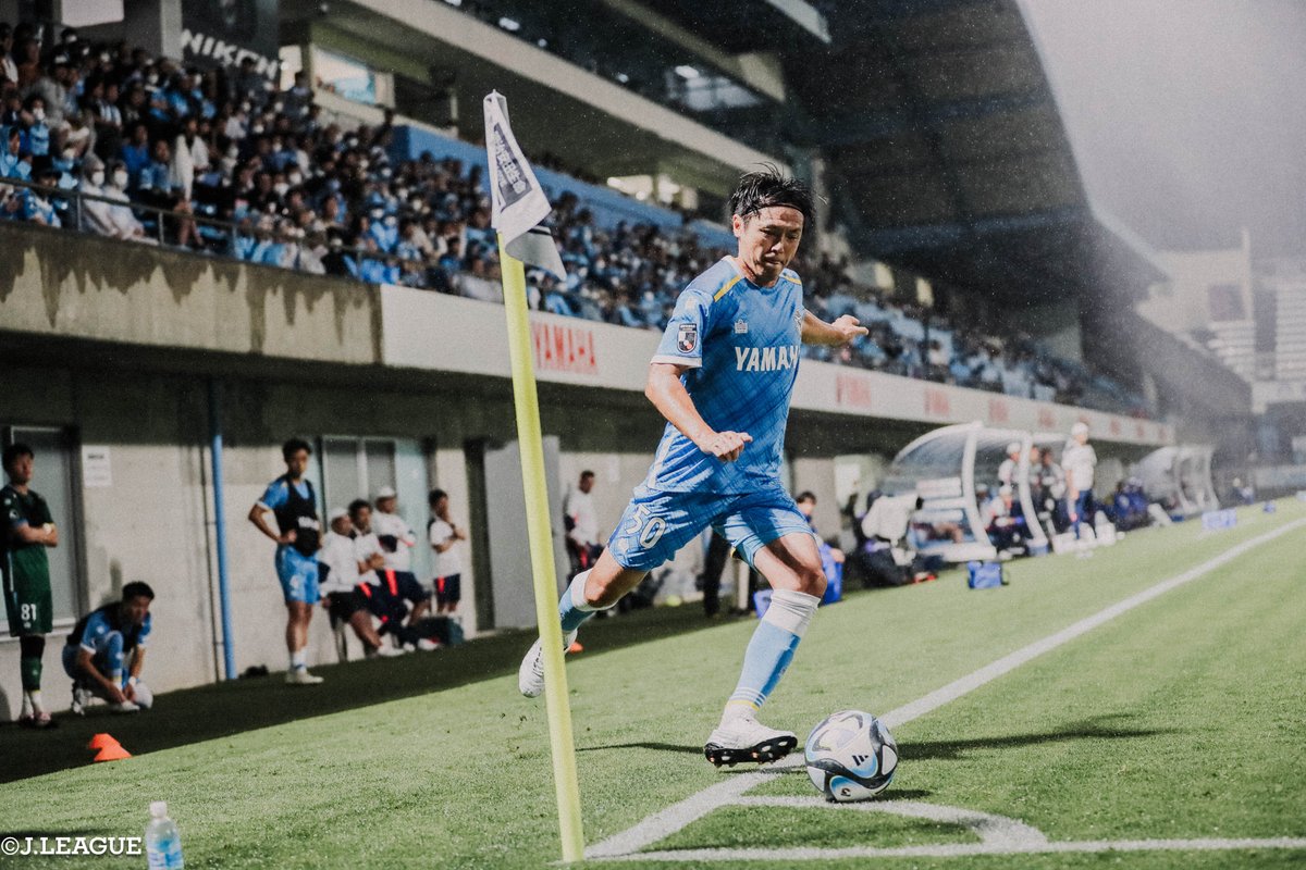 J_League's tweet photo. ジュビロ磐田は
遠藤保仁 選手が、2023シーズンをもって現役を引退することを発表しました。

遠藤選手は横浜フリューゲルス、京都パープルサンガ、ガンバ大阪、ジュビロ磐田でプレーしました💐

@sangafc
@GAMBA_OFFICIAL 
@Jubiloiwata_YFC 

詳しくはこちら⬇️ https://t.co/zCZ7mYQ7c9