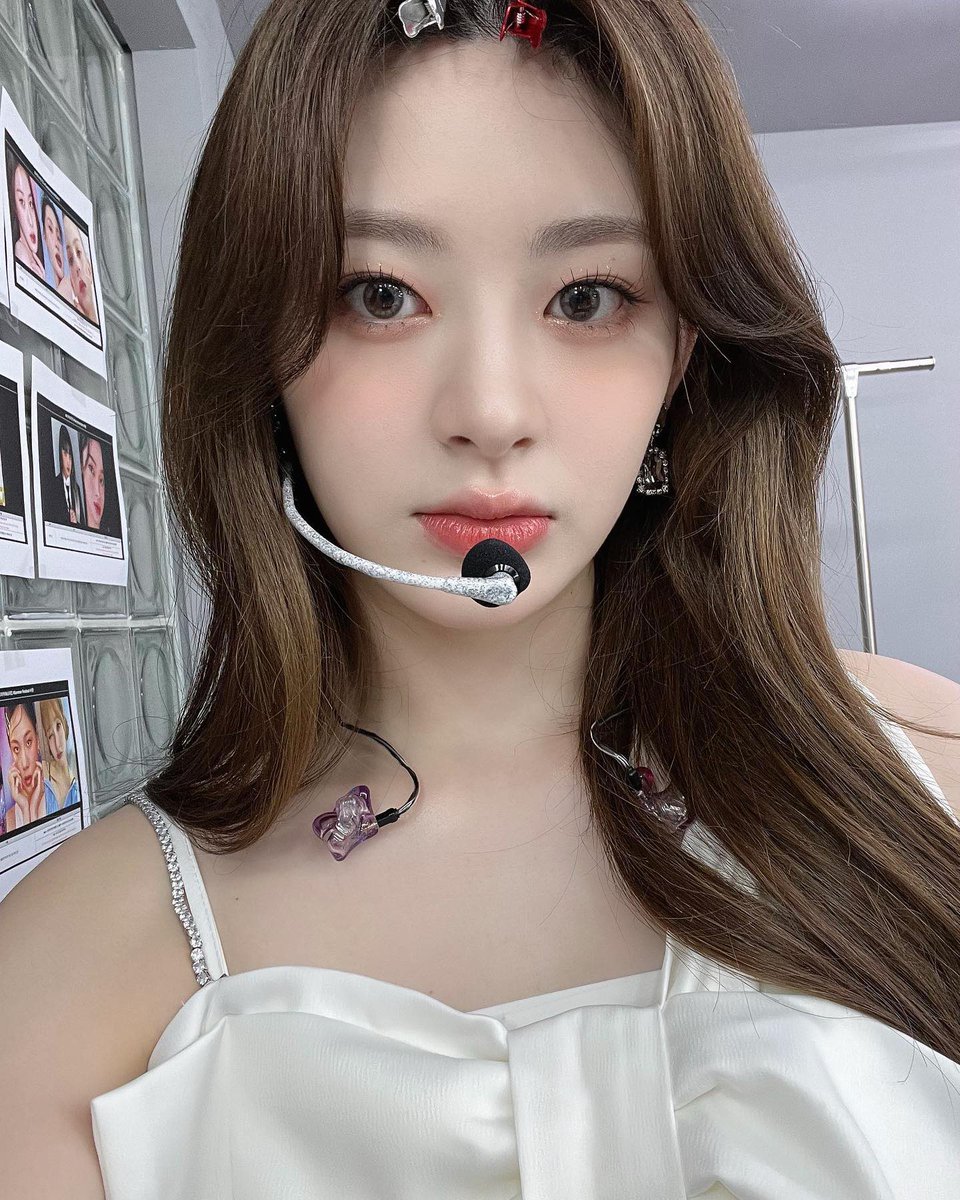 staycsseni's tweet photo. In tender embrace of 𝖪͟𝗂͟𝗌͟𝗌͟𝖬͟𝖾 products, my features became a palette for creativity of the hues and shades blended seamlessly. The air infused with a sense of elegance as delicate fabric adorned my visage with velvety lip that whispered allure painted dreams.. ౨ৎ https://t.co/ktPAsN1MgU
