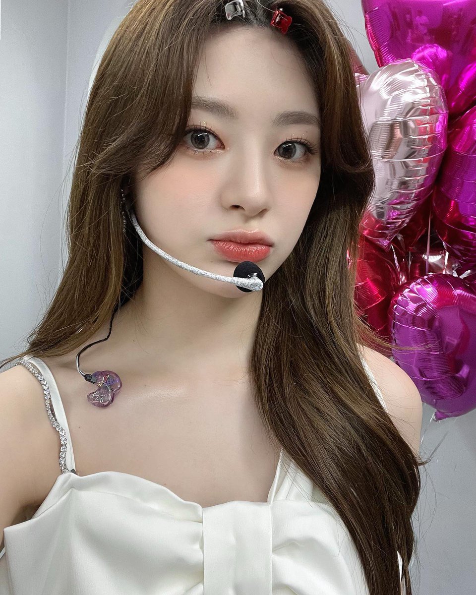 staycsseni's tweet photo. In tender embrace of 𝖪͟𝗂͟𝗌͟𝗌͟𝖬͟𝖾 products, my features became a palette for creativity of the hues and shades blended seamlessly. The air infused with a sense of elegance as delicate fabric adorned my visage with velvety lip that whispered allure painted dreams.. ౨ৎ https://t.co/ktPAsN1MgU
