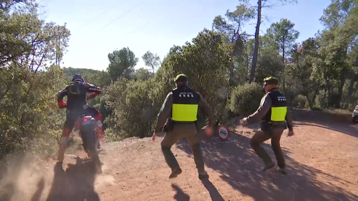3CatInfo's tweet photo. Circular amb moto fora de pista, una pràctica que pot suposar fins a 30.000 euros de multa
https://t.co/ZjhGm6WtMp https://t.co/56R9QXpscB