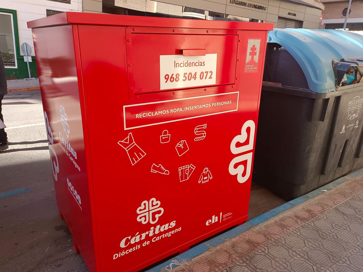 grupoamiab's tweet photo. #Amiab Murcia entrega cuatro contenedores de recogida de ropa a la empresa de inserción de Cáritas Moda Re. En total serán 55
https://t.co/BhKnZHq6At https://t.co/1JMe6TAg6D