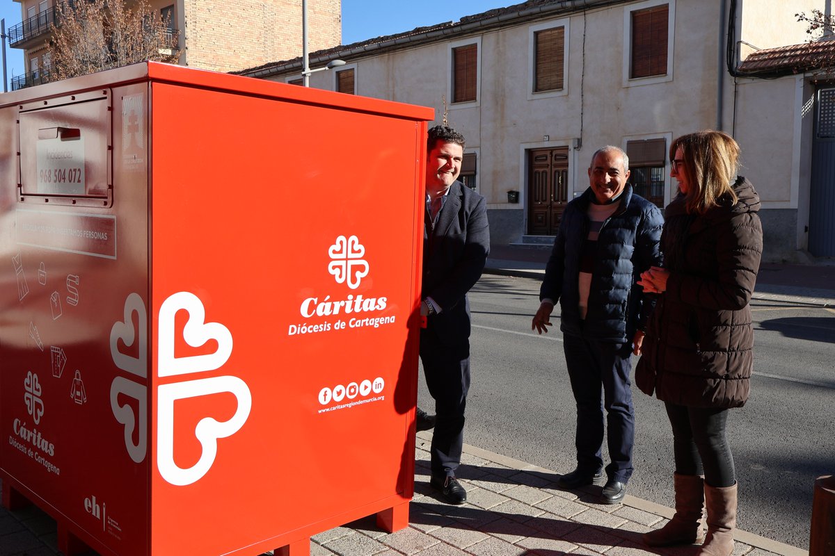 grupoamiab's tweet photo. #Amiab Murcia entrega cuatro contenedores de recogida de ropa a la empresa de inserción de Cáritas Moda Re. En total serán 55
https://t.co/BhKnZHq6At https://t.co/1JMe6TAg6D
