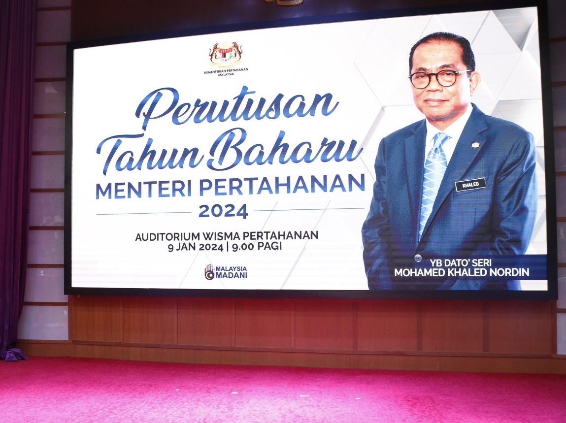 tldm_rasmi's tweet image. Panglima Tentera Laut dan warga #NavyPeople Markas Tentera Laut hadir ke Perutusan Tahun Baharu Menteri Pertahanan hari ini.
Berita penuh: tinyurl.com/yv4zmx44
#MINDEFUpdate