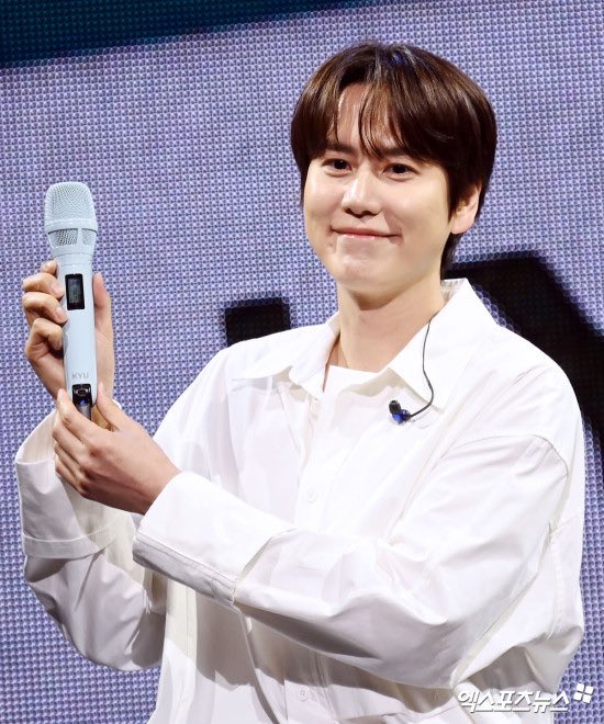 ValeryBauthizz's tweet photo. #KYUHYUN muestra el micrófono personalizado que los fans le regalaron.
#Resat #KYUHYUN #KYUHYUN #LEETEUK #LEETEUK #LEETEUK #SUPERJUNIOR #SUPERJUNIOR #SUPERJUNIOR_LSS #SUPERJUNIOR @antennamusic @GaemGyu @special1004 https://t.co/doxaJFT5YS