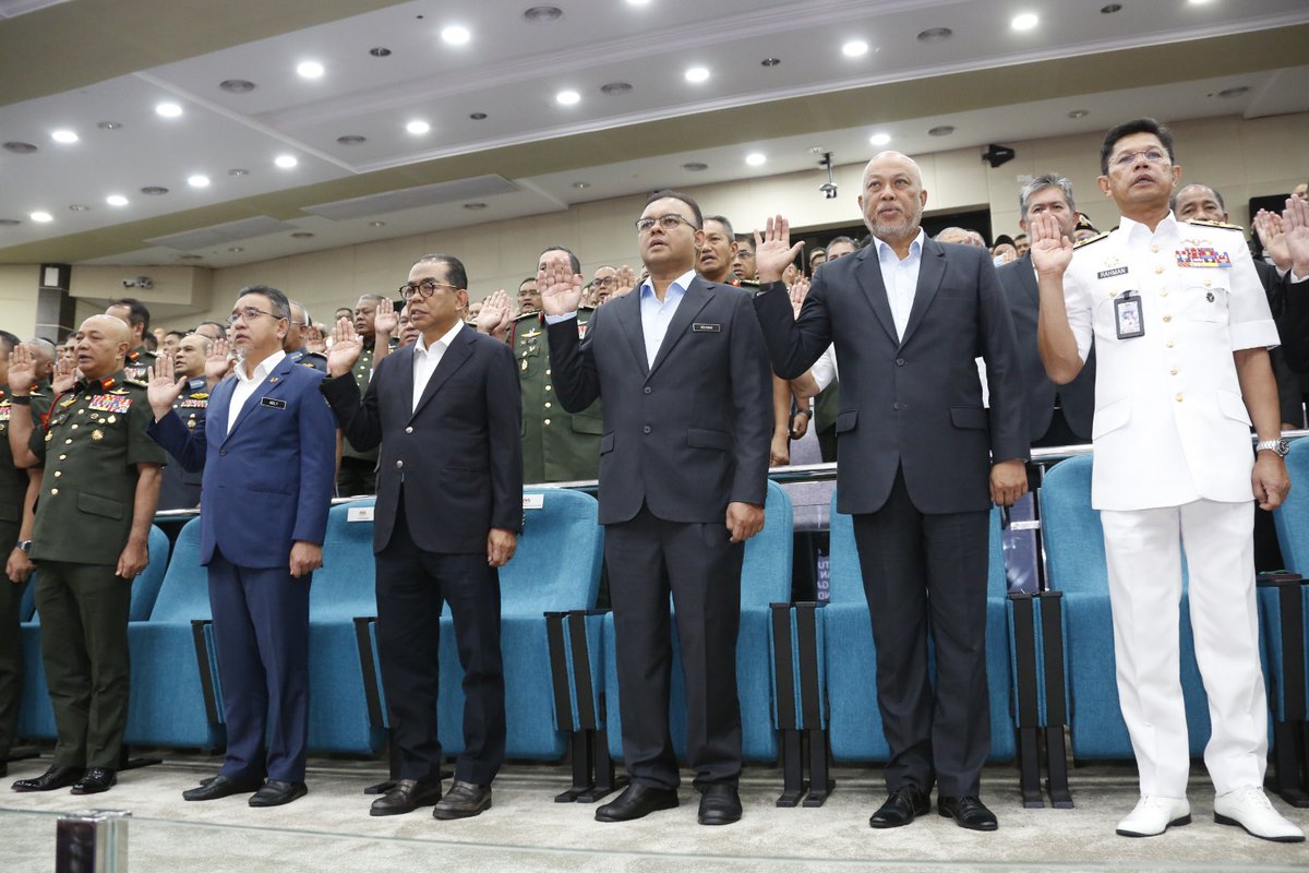 tldm_rasmi's tweet image. Panglima Tentera Laut dan warga #NavyPeople Markas Tentera Laut hadir ke Perutusan Tahun Baharu Menteri Pertahanan hari ini.
Berita penuh: tinyurl.com/yv4zmx44
#MINDEFUpdate