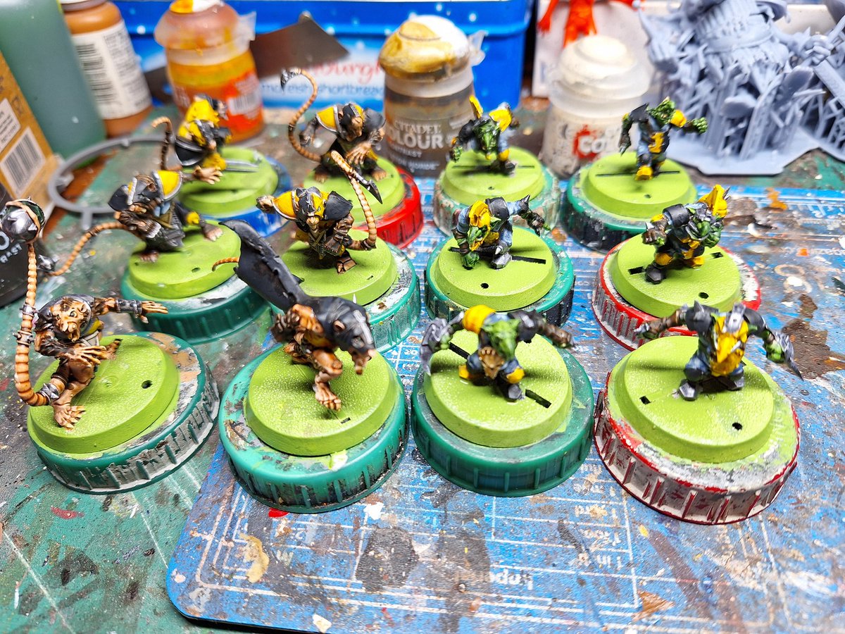 SJDKEY's tweet photo. #Hobbystreak Day 1109 Other than transfers and flock, the Bloodbowl team is done #bloodbowl #skaven #legioatarus #housemortimer #legionsimperialis #epicspacemarine #solarauxilia #paintingwarhammer #paintingcitadel #warhammer #warhammer40k #firstlegion #darkangels https://t.co/iVO2eFoLtr