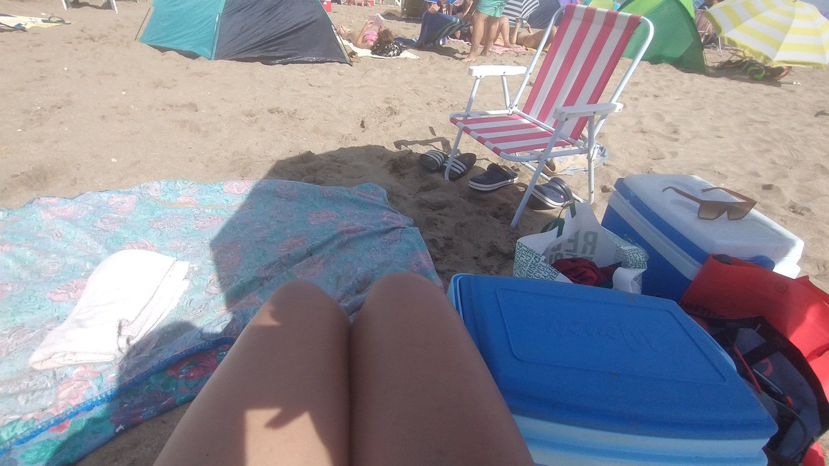 Arsy_04's tweet photo. Recuerdenme para la proxima que vaya a la playa comprarme un bikini que no se corra, las olas le dieron para ver a mas de uno 😞😅🙈🔥 https://t.co/x8TWxnJzyl