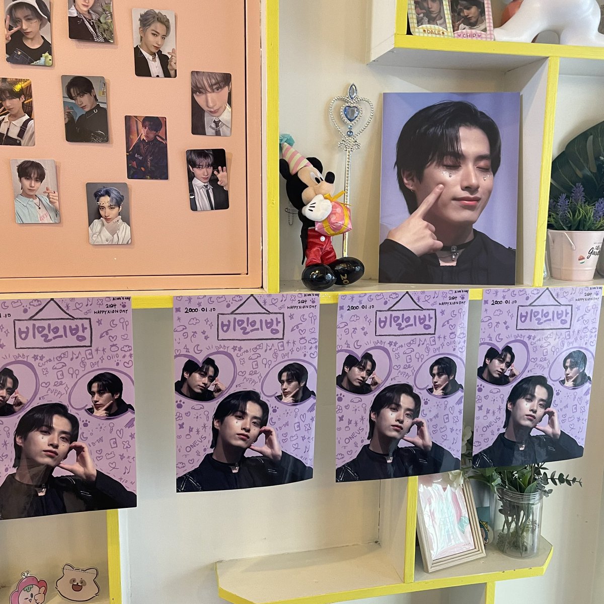 X_Xhawn's tweet photo. 여기 들어가자마자 완전 시온이가 저를 반기고 있더라고요 ㅎㅎ 하 진짜 너무 예뻤어요... 특전도 너무너무 예뻤고 메모도 남길 수 있는데다가 메모 남기는 종이? 가 다양해서 좋았어요!! 너무 예쁘게 꾸미셔서 눈호강하고 나왓습니다🥹💜
 #비밀의방에_놀러오세요
#겨울에비치는_따스한햇살_시온이 https://t.co/YA5AtIbf72
