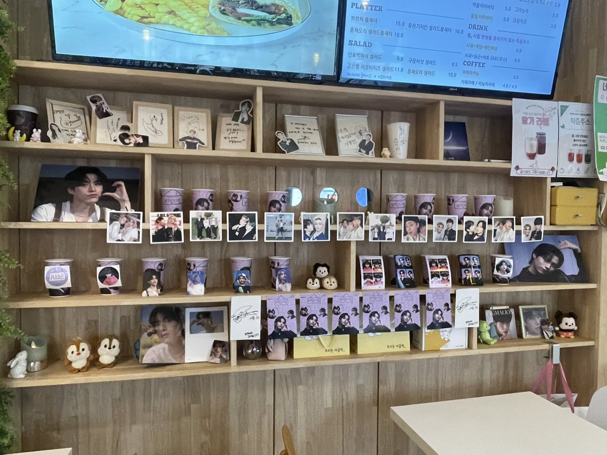 X_Xhawn's tweet photo. 여기 들어가자마자 완전 시온이가 저를 반기고 있더라고요 ㅎㅎ 하 진짜 너무 예뻤어요... 특전도 너무너무 예뻤고 메모도 남길 수 있는데다가 메모 남기는 종이? 가 다양해서 좋았어요!! 너무 예쁘게 꾸미셔서 눈호강하고 나왓습니다🥹💜
 #비밀의방에_놀러오세요
#겨울에비치는_따스한햇살_시온이 https://t.co/YA5AtIbf72