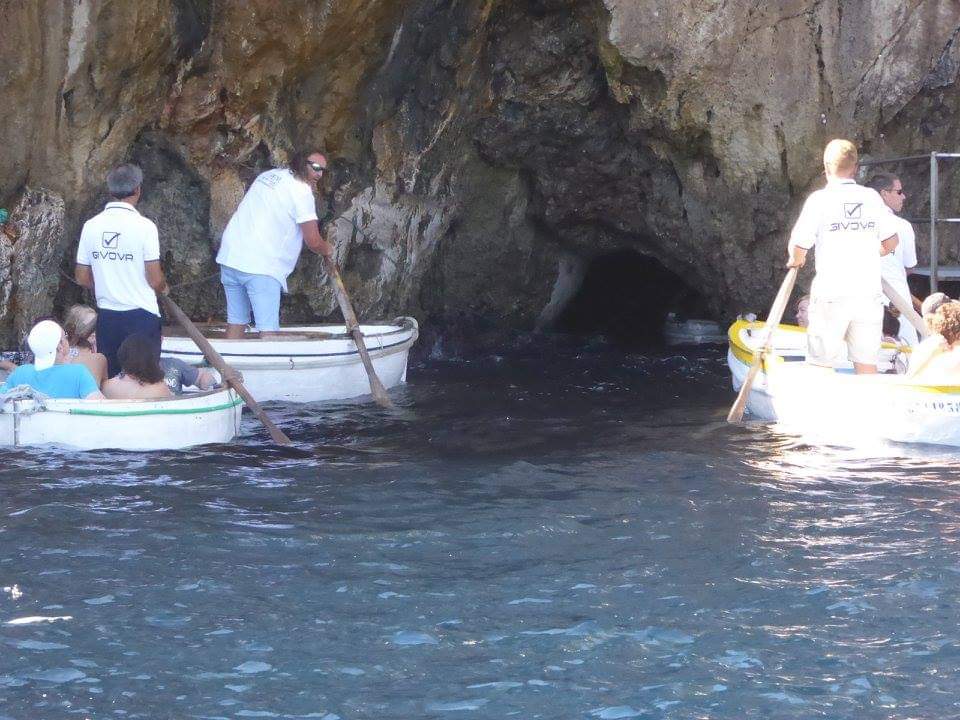 skymanuelima's tweet photo. Localizada na ilha de Capri ao largo da costa sul da Itália, a gruta é uma maravilha natural conhecida pela tonalidade brilhante e místico azul das paredes e da água dentro. A gruta possui aproximadamente 50 metros de comprimento e 30 metros de largura. #GrutaAzul #Ilha_de_Capri https://t.co/BoxOyxmNtb