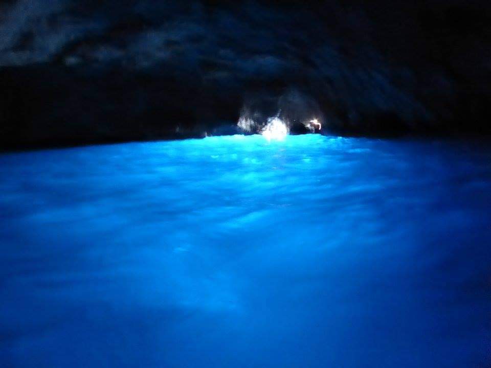 skymanuelima's tweet photo. Localizada na ilha de Capri ao largo da costa sul da Itália, a gruta é uma maravilha natural conhecida pela tonalidade brilhante e místico azul das paredes e da água dentro. A gruta possui aproximadamente 50 metros de comprimento e 30 metros de largura. #GrutaAzul #Ilha_de_Capri https://t.co/BoxOyxmNtb