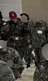 rosehope218's tweet photo. 마이크 차고 제식훈련중인 호석이👏🏻👏🏻

( 출처 : 더캠프 24-1기 카페 훈련병 스케치 ) https://t.co/J7AyEBwPTJ