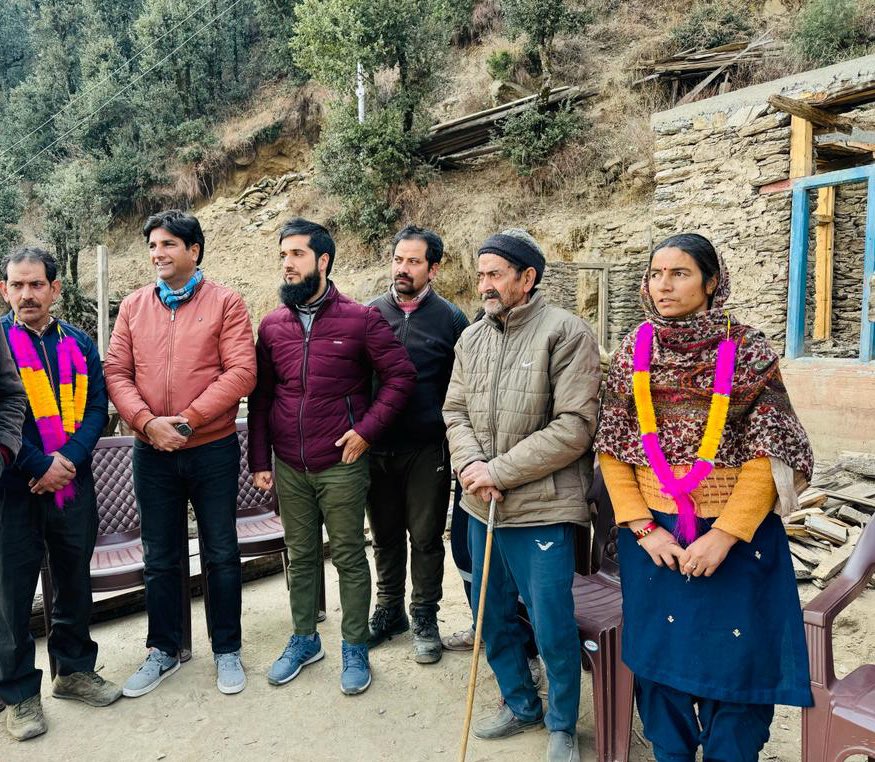 Devansh_IAS's tweet photo. Sheetal Devi of Kishtwar receives #ArjunaAward 2023 from Hon’President  @rashtrapatibhvn 

Pic 2: Sheetal’s family at Kishtwar celebrates the momentous occasion!!

@OfficeOfLGJandK @Divcomjammu @diprjk https://t.co/1YLt2mP4dP