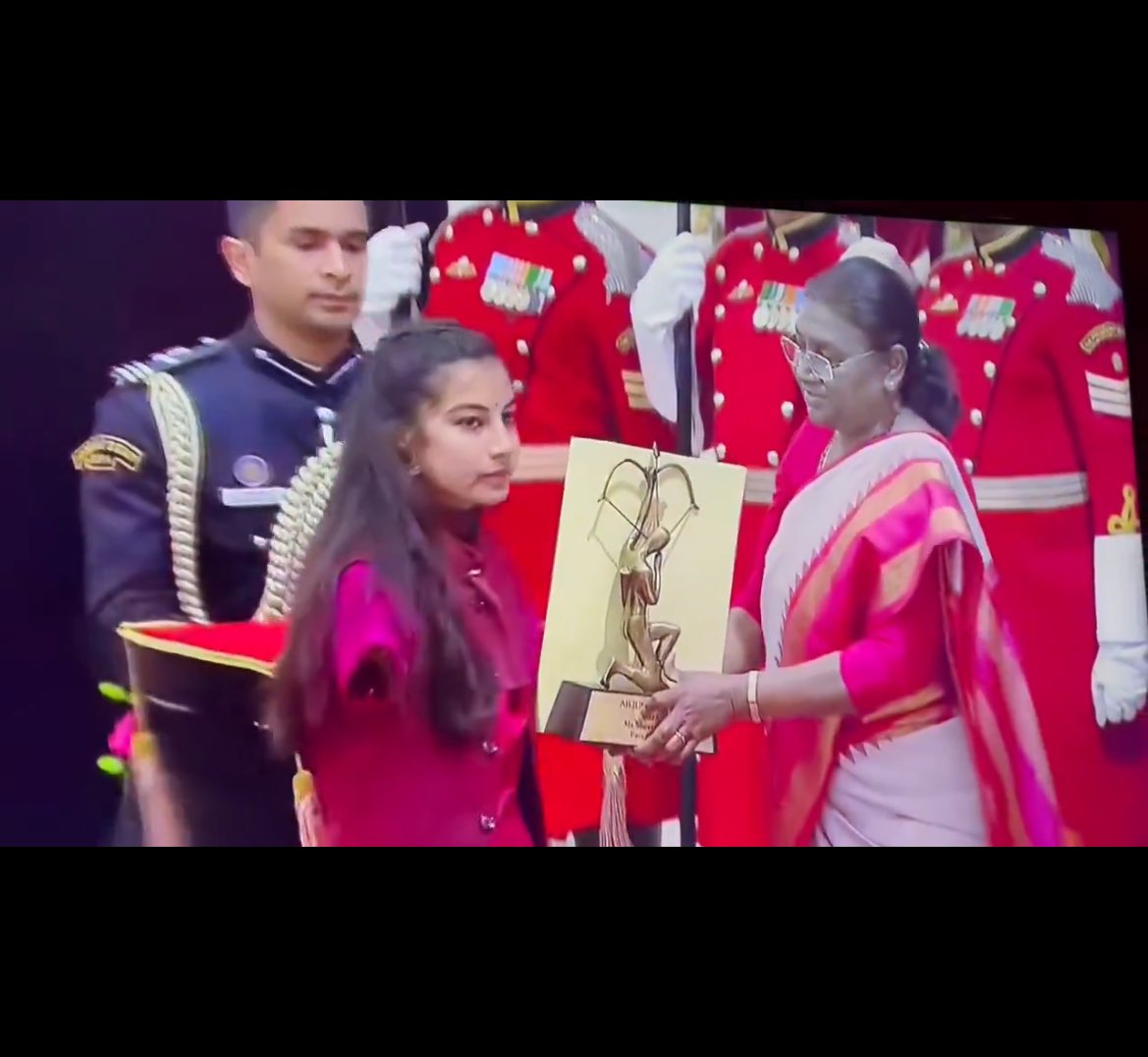 Devansh_IAS's tweet photo. Sheetal Devi of Kishtwar receives #ArjunaAward 2023 from Hon’President  @rashtrapatibhvn 

Pic 2: Sheetal’s family at Kishtwar celebrates the momentous occasion!!

@OfficeOfLGJandK @Divcomjammu @diprjk https://t.co/1YLt2mP4dP
