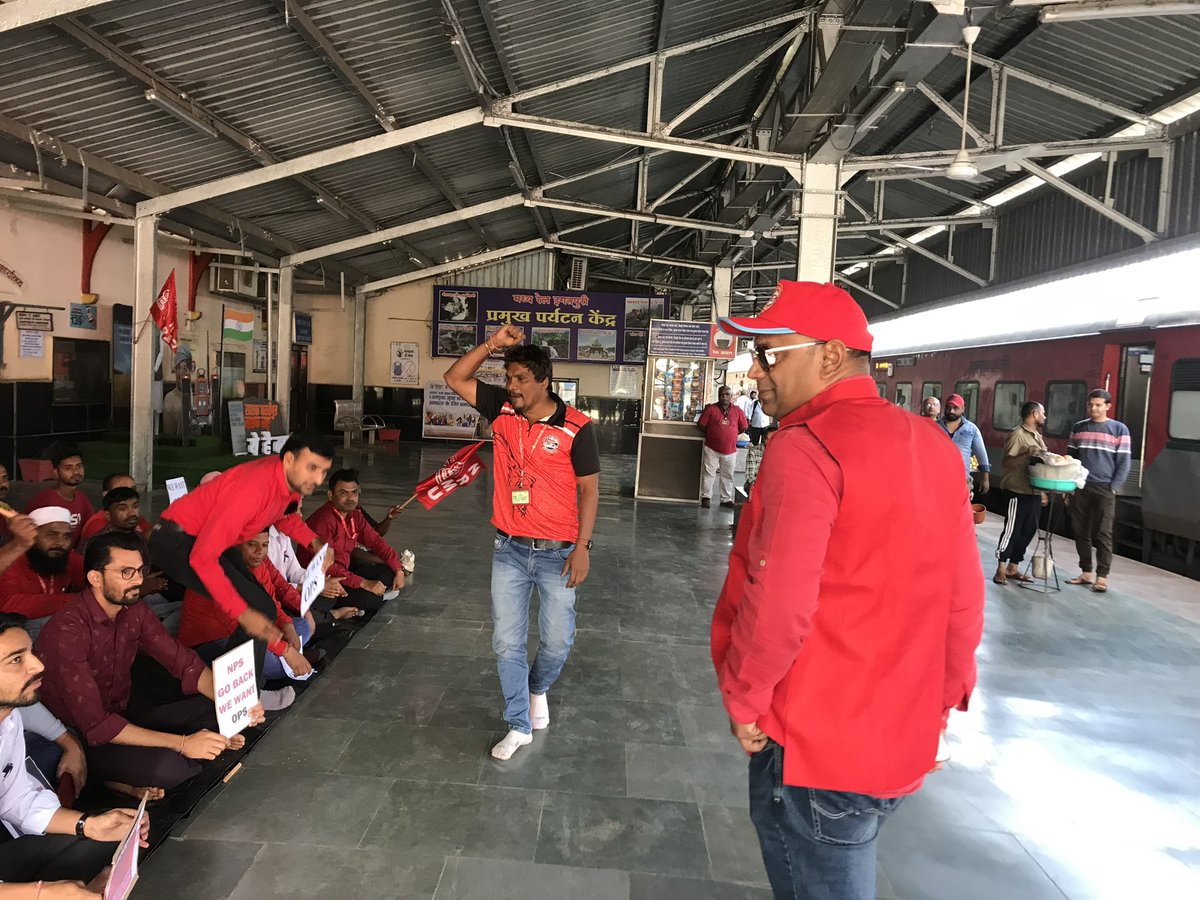 venupnair_nrmu's tweet photo. Today (09.01.24) 11 hrs Attended 2nd day of relay hunger strike at IGP station as per the directives by AIRF/NRMU for restoration of OPS…🙏🏻🚩🚩🚩🚩🚩
@ShivaGopalMish1 @ITFglobalunion @AIRF_COMMS @airfindia @NWREU @lumding39425 https://t.co/XPsv3qPiAO
