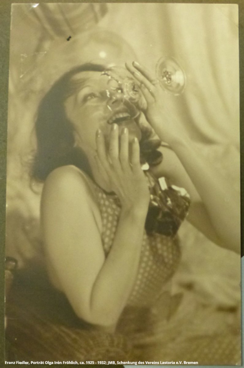 #OnThisDay vor 120 Jahren wird die Sängerin &amp; Kabarettistin Olga Irén Fröhlich in Hamburg geboren. Ihre Fotoalben – visuelle Zeugnisse ihrer Lebensgeschichte – wären für immer verloren gewesen, wenn sie nicht aus einem Müllcontainer gerettet worden wären. jmberlin.de/fotoalben-froe…