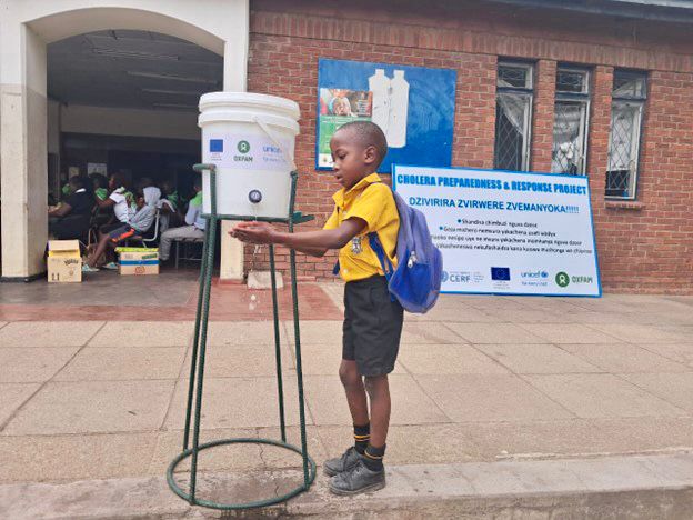 #BacktoSchoolCampaign in 🇿🇼 !!

.@UNICEFZimbabwe is working w/ @MoPSEZim, @MoHCCZim & partners to provide essential hygiene kits, training of school-health teachers & promoting child-friendly #cholera prevention messages #ForEveryChild in schools. 

@UNICEFhealth #HRFZIM🇪🇺🇬🇧🇮🇪