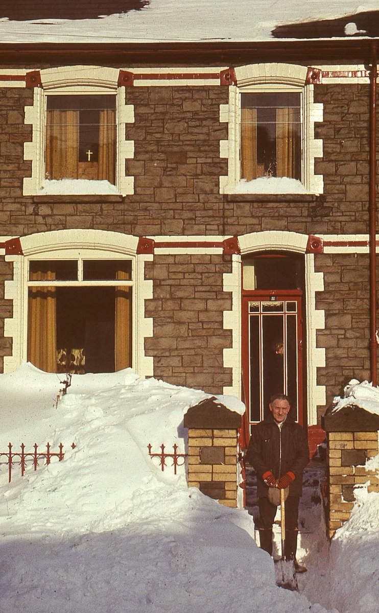 JoMusician's tweet photo. @AndreaLeSaint2 Gotta love Jersey...🤣 3 flakes and everyone is excited. Think we had 2 flakes in the garden. The other pic is a normal snowfall for me growing up (we had worse). School run is gonna be fun though...🤣 #jerseysnow https://t.co/dqKeKd5QaZ