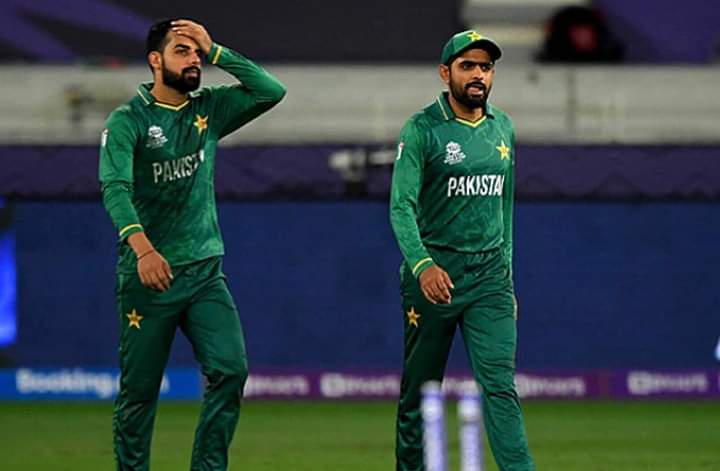eyesabz's tweet photo. Aik wqat ta jab log Badshah Wazeer ki captaincy mei kery nikalte ty , aj wahi log BadXWaz ki captaincy ko daat dete Nazar a rhy ha . Hum ne hamesha qadr us wqat ki jab sab Kuch hath se Chala jata ha , miss their Era #ShaBar #WazBad #PakistanCricket #Shadabkhan #BabarAzam https://t.co/MZBtl8FfxL