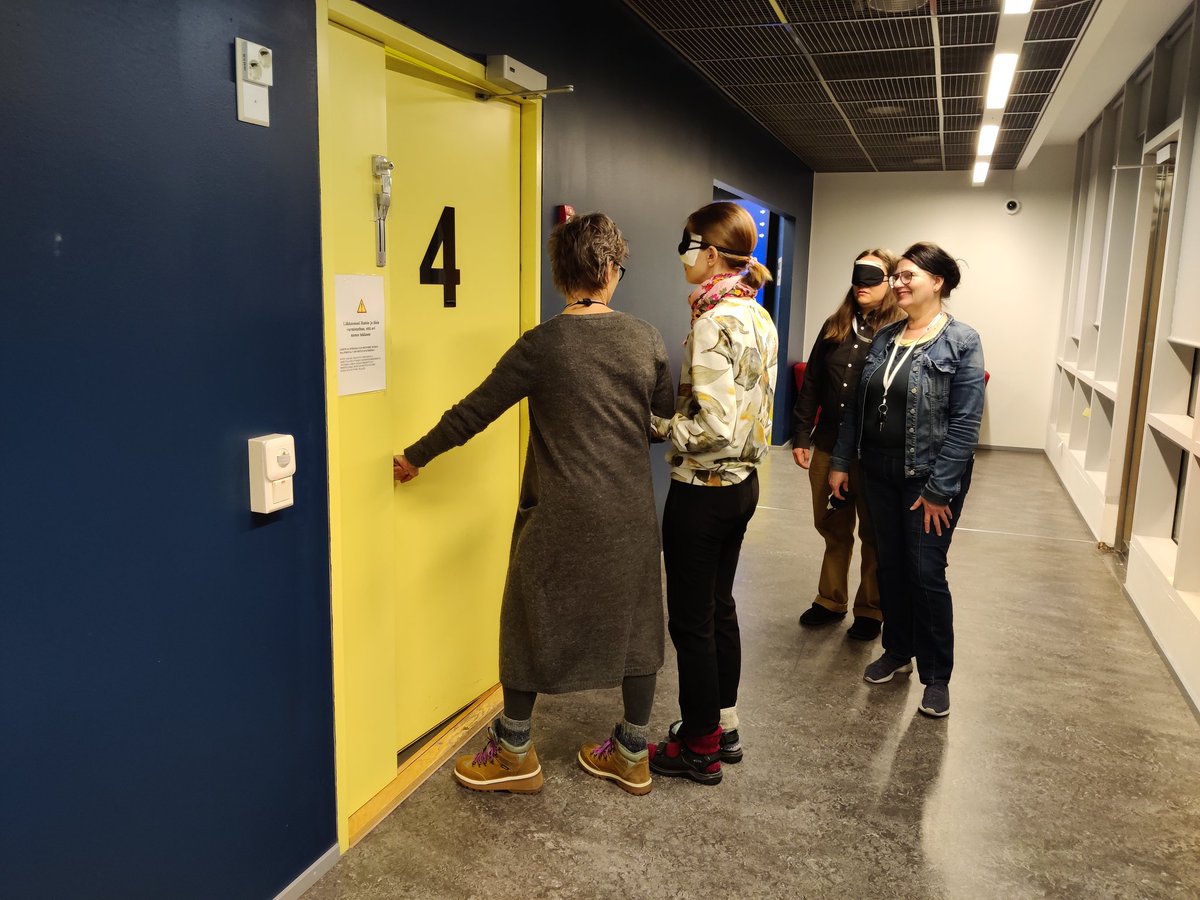 HeiniLiimatain's tweet photo. #KuntoutusIiris vuosi käynnistyy vauhdikkaasti ja vähän uusin voimin. Uusille työntekijöille on tietysti tärkeää perehdyttää oikeat #opastusotteet . Mitenkäs teidän organisaation taidot kohdata näkövammainen asiakas (tai työntekijä)? @NKLry #Kuntoutus #KelaKuntoutus https://t.co/Lx46zyDACc