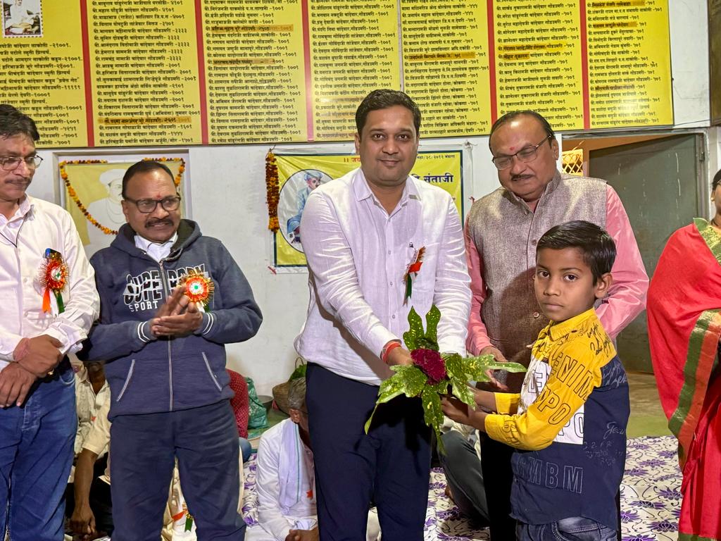 SomadattaK's tweet photo. गोंडउमरी / रेल्वे येथे दरवर्षी संत शीरोमणी संताजी जगनाडे महाराज यांच्या पुण्यतिथी निमित्त शोभायात्रेचा सोहळा आयोजित केल्या जातो.   या सोहळ्याचा दीप प्रज्वलन व बक्षिस वितरणाचा सोहळा पार पडला. #SantJagnadeMaharaj #PriceDistribution #sant_shiromani #Punyatithi #drsomduttakaranjekar https://t.co/CKC5ffr4vY
