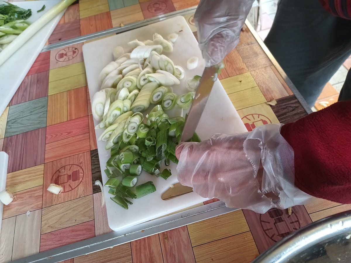 OPENJAPAN1's tweet photo. 今日は珠洲市の避難所で炊き出しです。
まだあったかいもの食べていなかったというみなさん。各地からご支援いただいた野菜がたくさん入った元気鍋お届けします！
避難所の若者もお手伝いしてくれています。 https://t.co/Ds1w8wii4q