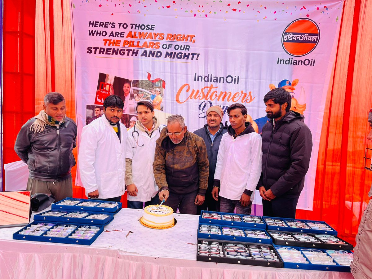 GurgaonDO's tweet photo. Celebrating #IndianOilCustomersDay at WSA Chainage 63 LHS on Delhi Mumbai E-way with gusto and fervour by organising free health check up camp for our esteemed customers,cake cutting and distributing chocolates and freebies @DirMktg_iocl @ManojGu10100891 https://t.co/AzPJIS2YN6