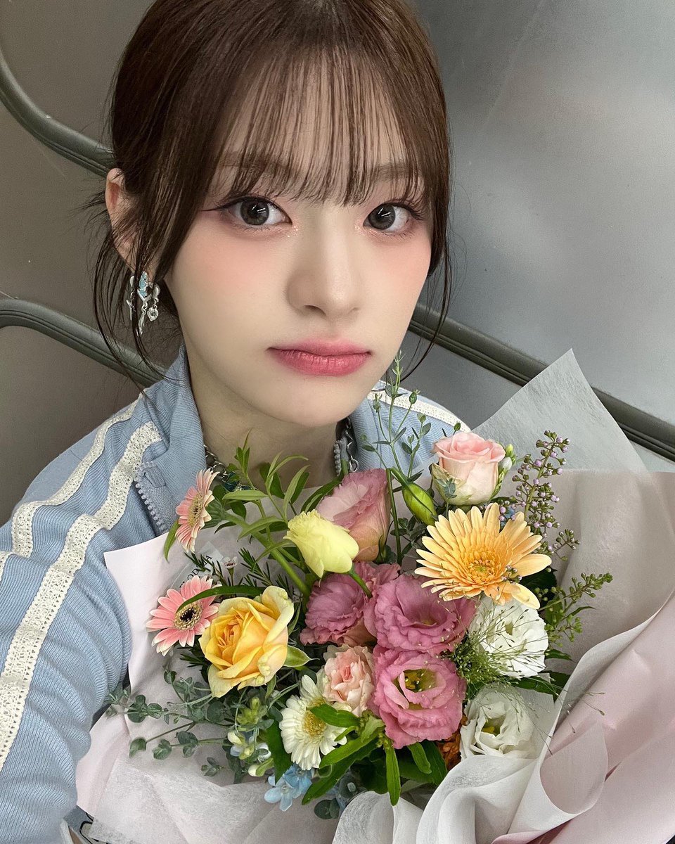 staycsseni's tweet photo. ..버블버블버블! ���방까지 끄읕 💐🫧 As the petals gracefully continue to unfold, I savor the bouquet of happiness, cherishing the last moments of Bubble promotion. The floral seems to carry the essence of 스윗, akin to magical blooms that captured my heart during this promotion. https://t.co/Bzmyu4M8vG