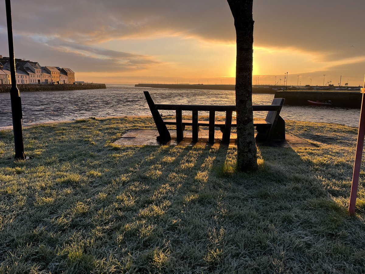 GalwayWalks's tweet photo. Long shadows, long seat, long walk, long sunrise, long story, long for this moment!
But mostly, long may this dry, cold snap last; so much better than the usual long winter of rain, rain, rain!
#cold #drycold #frosty #claddagh #galway #ireland #sunrise @deric_tv @AimsirTG4 https://t.co/4RccVquQs5