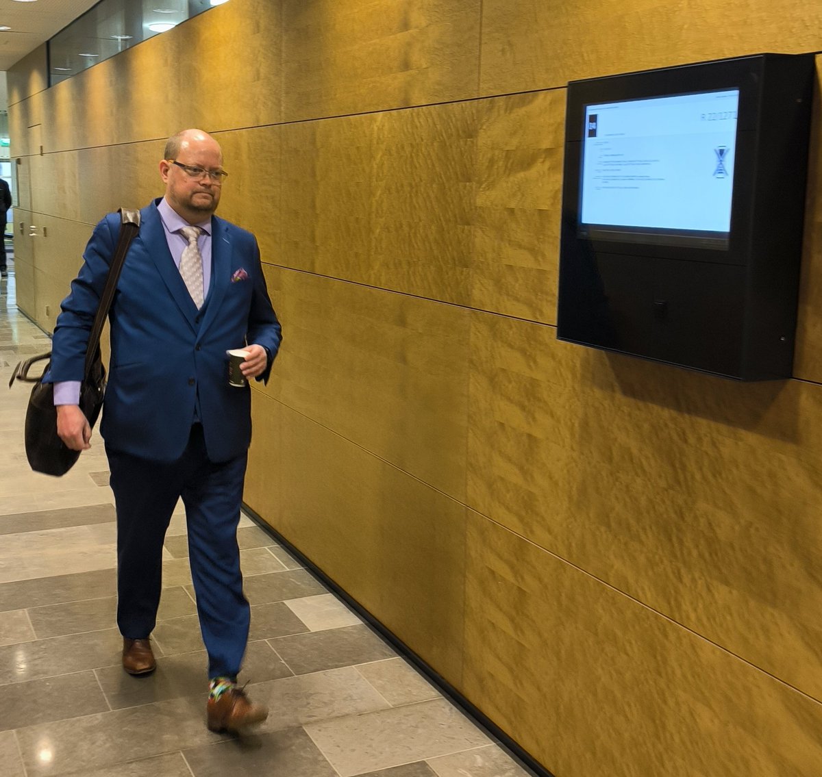 TiinaKeskimki's tweet photo. Näinhän siinä sitten pääsi käymään kuten @yleuutiset tiesi etukäteen kertoa, #Baltzar ei tullutkaan kuvattavaksi, kuvaajat kuvasivat lähinnä avustaja Jussi Sarvikiveä. Tänään alkaa siis 60 päivän pääkäsittely, joka loppuu vasta kesäkuussa. Koko käsittely käydään suljetuin ovin. https://t.co/3j3jNCGaD5