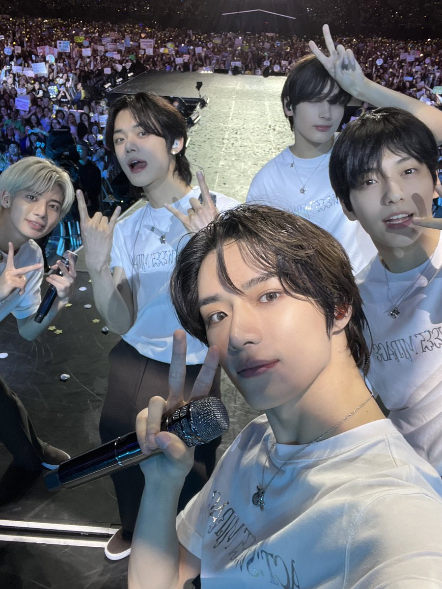 Day 2: Selfie

#30daysidolchallenge #투모로우바이투게더 #TOMORROW_X_TOGETHER #TXT