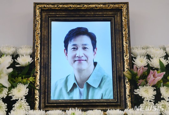 KoreanUpdates's tweet photo. Following the death of #LeeSunKyun, Cultural Artist Solidarity Association announce they will hold a press conference on 12 Jan, 11 AM. The press conference was held demanding to investigate authorities & media involved thoroughly and uncover the truth & media to delete the articles that doesn't meet the actual purpose of media itself, also demanding to revise the current laws to protect human rights of culture & artists.

The conference was formed with 29 culture & arts organizaton. #BongJoonHo #LeeWonTae #YoonJongShin #ChoiDeokMoon as well as Korea Independent Film & Korea Film Producer Association chairman will attend.

https://t.co/JBKNoQUAQY
#KoreanUpdates VF
