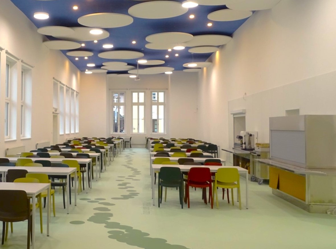 Kapacity až 11 stovek obědů denně dosáhla po své rekonstrukci zmodernizovaná školní kuchyně ZŠ UNESCO v budově bývalé Měšťanské besedy v <a href="/UHradiste/">Uherské Hradiště</a> . K tomu se může pochlubit novým, moderním vybavením a esteticky působivým prostředím jídelny. Více zde: 1url.cz/6uZ6o