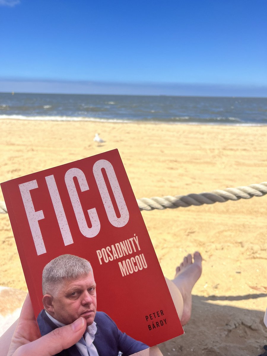 shiwave's tweet photo. Zobrala som @PeterBardy a Fica na výlet do Melbourne. Dnes mi robili spoločnosť na pláži. https://t.co/LouWaANSLA