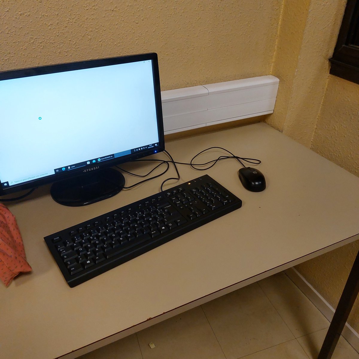 🖤🍓🐢Jo-zephine endoctrine 🎼⚓️📚💅🏃♀️🏊 🍷🥨🍻 (@jo_zephina) on Twitter photo Voilà quand même un exemple de l'ergonomie du poste de travail d'un enseignant sur son lieu de travail. 
Ajoutez que pour 90 collègues il y a en tout et pour tout 9 ordinateurs comme celui-ci.
#choyés
#nantis Voilà quand même un exemple de l'ergonomie du poste de travail d'un enseignant sur son lieu de travail. 
Ajoutez que pour 90 collègues il y a en tout et pour tout 9 ordinateurs comme celui-ci.
#choyés
#nantis