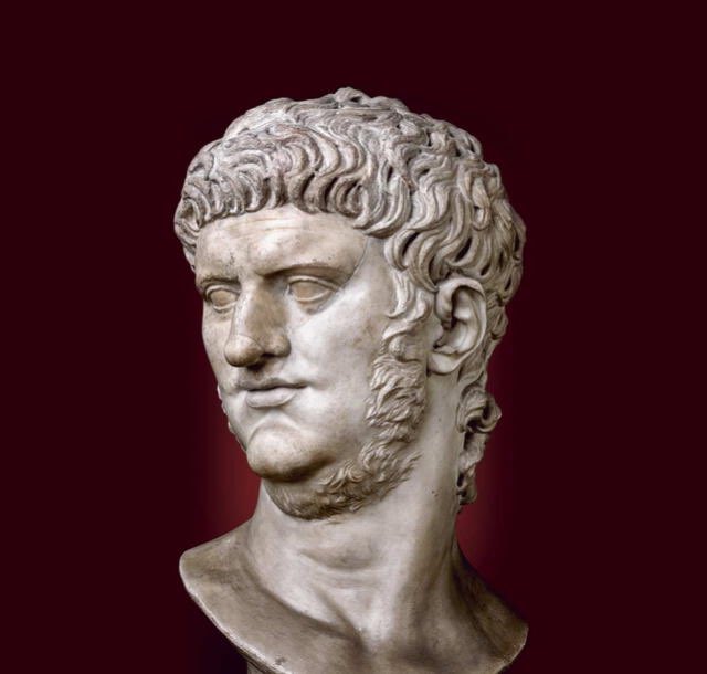 AliciaMimundo's tweet photo. #Curiosidades 

1. Se dice, se cuenta, que Nerón mató a su mujer Popea de una fuerte patada en el vientre en el transcurso de una discusión (Según Suetonio, historiador y biógrafo romano). Ésta, embarazada, perdió al hijo y a los pocos días ella misma pereció. Actualmente muchos historiadores no dan veracidad a la historia de la patada mortal. Más bien se piensa que Popea pudo tener un aborto espontáneo que le causara la muerte. Fuera como fuere, el carácter irascible de Nerón ha dado pábulo a esta historia. 

Popea Sabina, en palabras de sus contemporáneos, fue una mujer muy bella, con gran inteligencia a la par que carente de escrúpulos. Perteneciente a la aristocracia pompeyana, su ciudad natal, casó en terceras nupcias con Nerón en el año 62. 
Tras su muerte el emperador se volvió loco de dolor. Tan profunda fue su pena que, aunque volvió a casarse, no le satisfizo el enlace y así en su afán por hallar a alguien igual que Popea no cejó hasta encontrar a una mujer que se pareciera a la fallecida emperatriz. 
⤵️