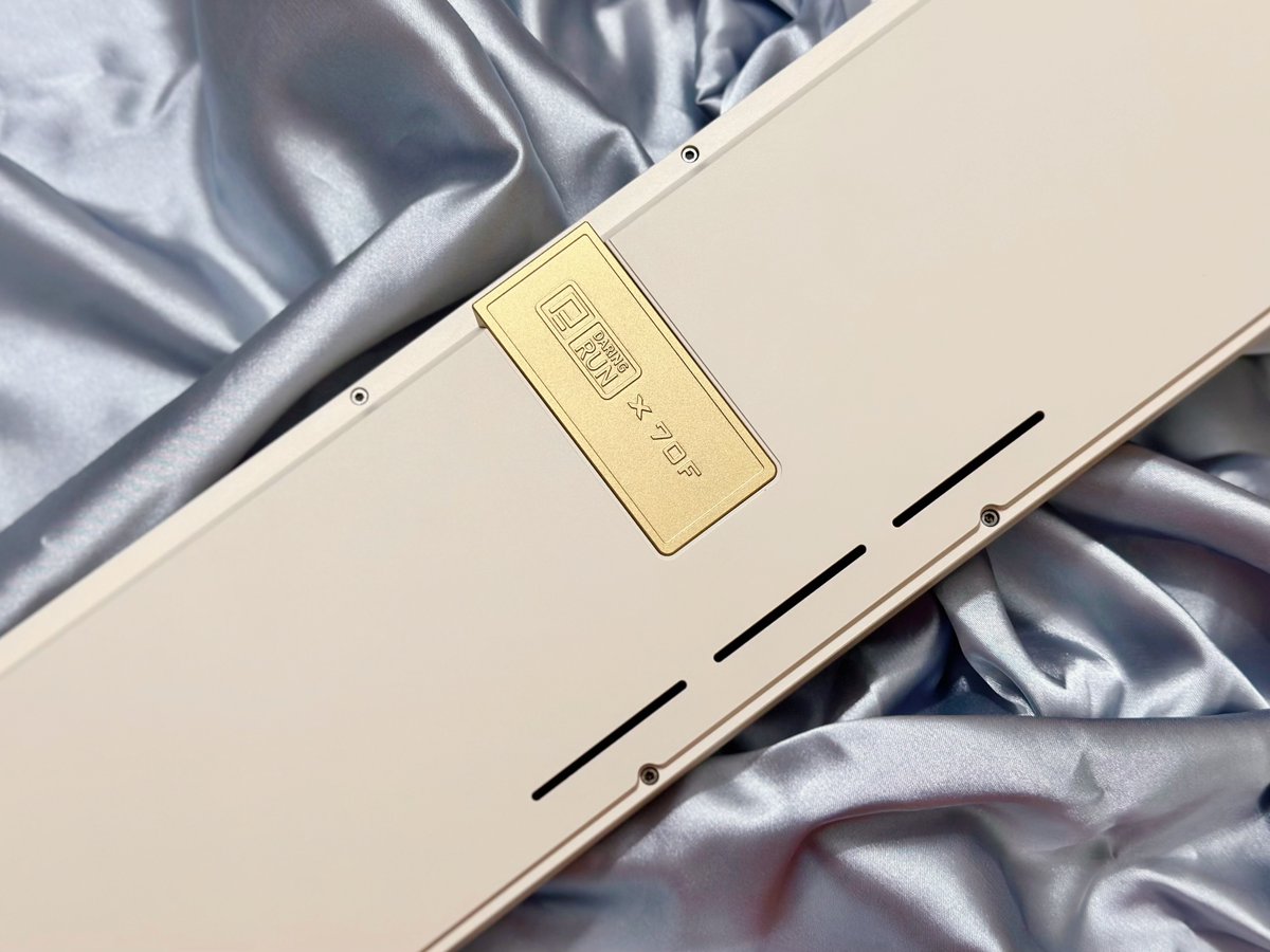 🔔Note：

1.  The design of the back of the DR-70F keyboard creates a sound cavity  for superior sound transmission. Extra foam can be added for optimized  sound dynamics.

2. To maintain a balanced appearance, given the  keyboard's length, this design enhances visual appeal.