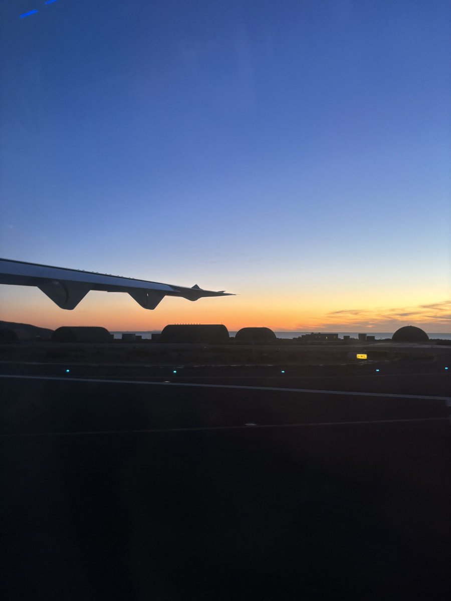 IsmaEMSantiago's tweet photo. ✈️ l Nos desplazamos a La Palma en @BinterCanarias para hacer un reportaje para #GPIO23 🇮🇨

#Periodismo #Viaje #LaPalma #Canarias #UMA https://t.co/sisiu4zTW0