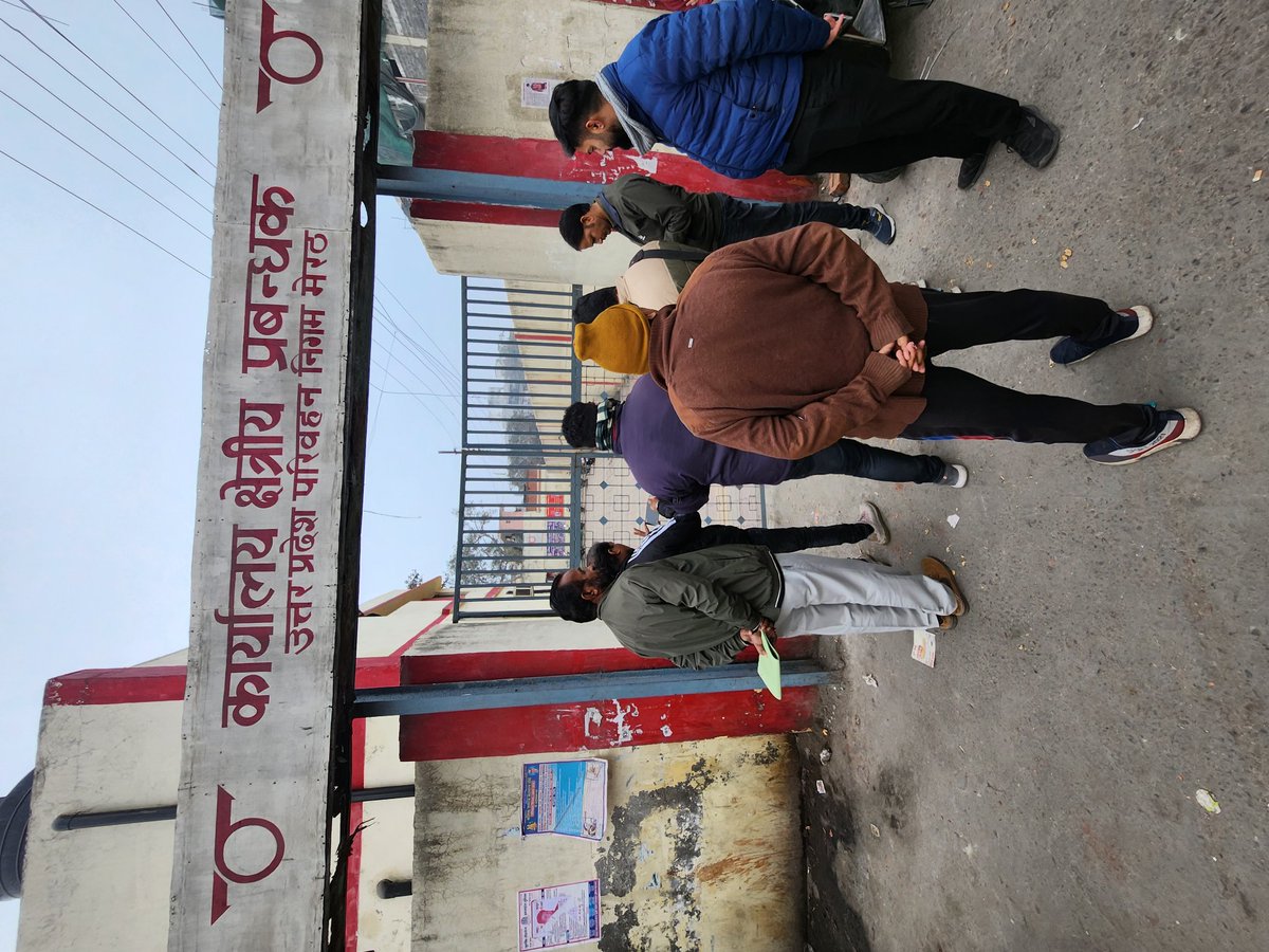 ashukla917's tweet photo. @nsameerut द्वारा @UPSRTCHQ के मेरठ के क्षेत्रीय प्रबंधक कार्यालय को किया सील, 2 करोड़ रु टैक्स बकाया होने की बात कही जा रही है, कई वरिष्ठ अधिकारी और कर्मचारी अंदर हुए बंद... और कई कर्मचारी बाहर रोड पर है https://t.co/9EsGed61z9