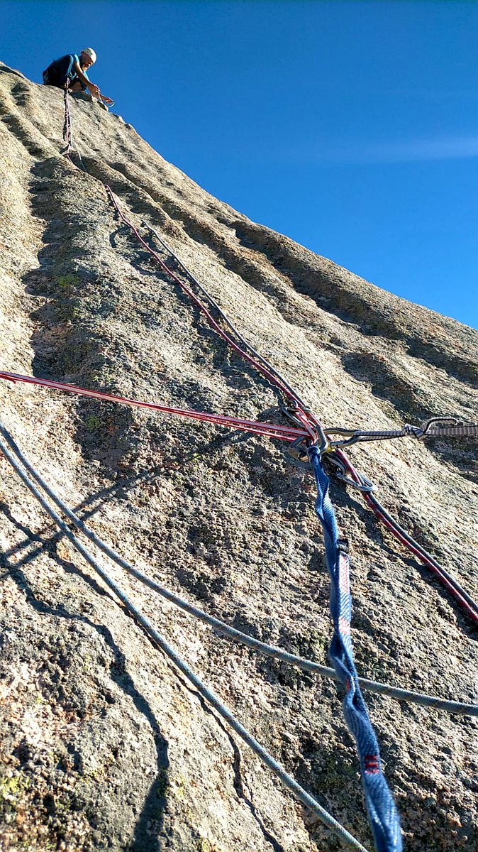 Espolón de Peña Sirio y Félix Barroeta para despedir el año, recordar a los hermanos Kindelán y esperar que la Diosa Fortuna siga iluminando nuestra vida con nuevos proyectos, amistosas bondades y salud de hierro #trangoworld #TakeTheOtherWay 👣