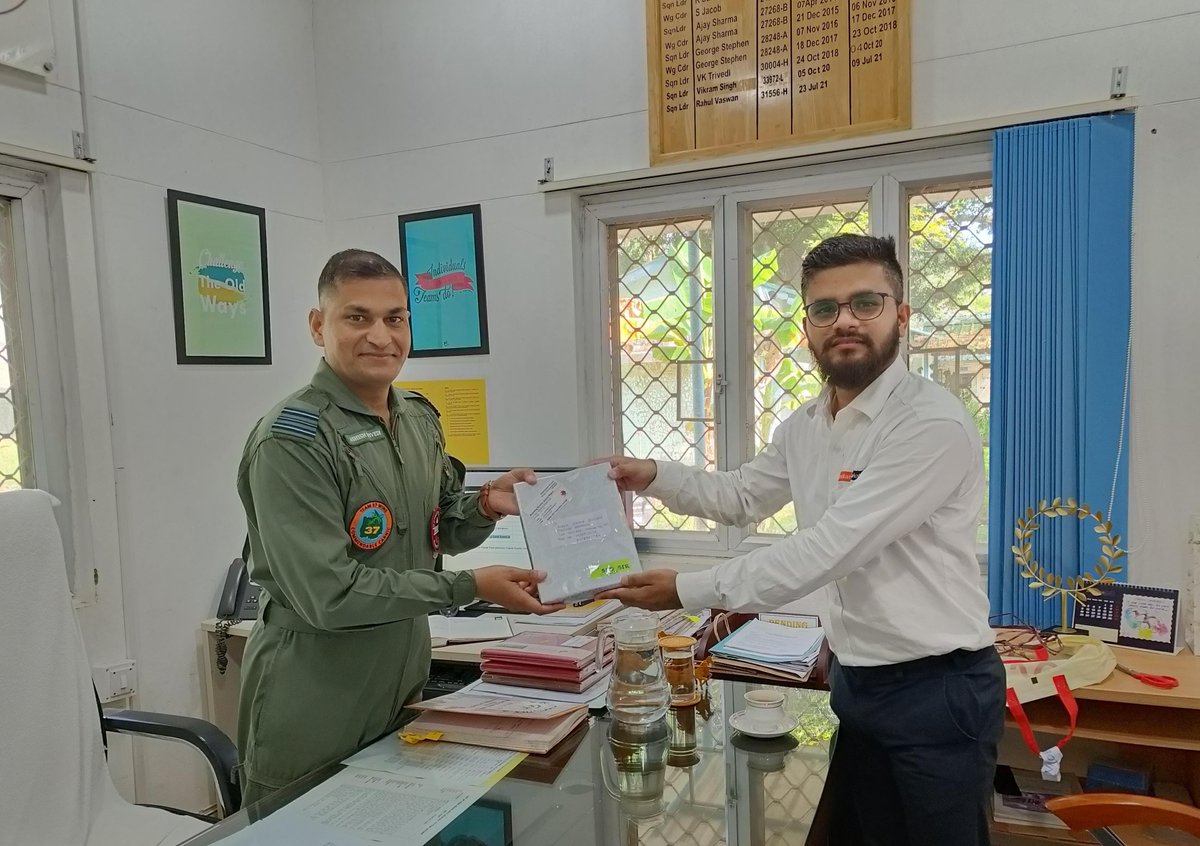 On the occasion of #IndianOilCustomersDay, a memento and handwritten thank you note was handed over to the Station In Charge of Indian Air Force at Car Nicobar airport in Andaman &amp; Nicobar Islands.

<a href="/DirMktg_iocl/">Director (Marketing), IndianOil</a> <a href="/IndianOilcl/">Indian Oil Corp Ltd</a>