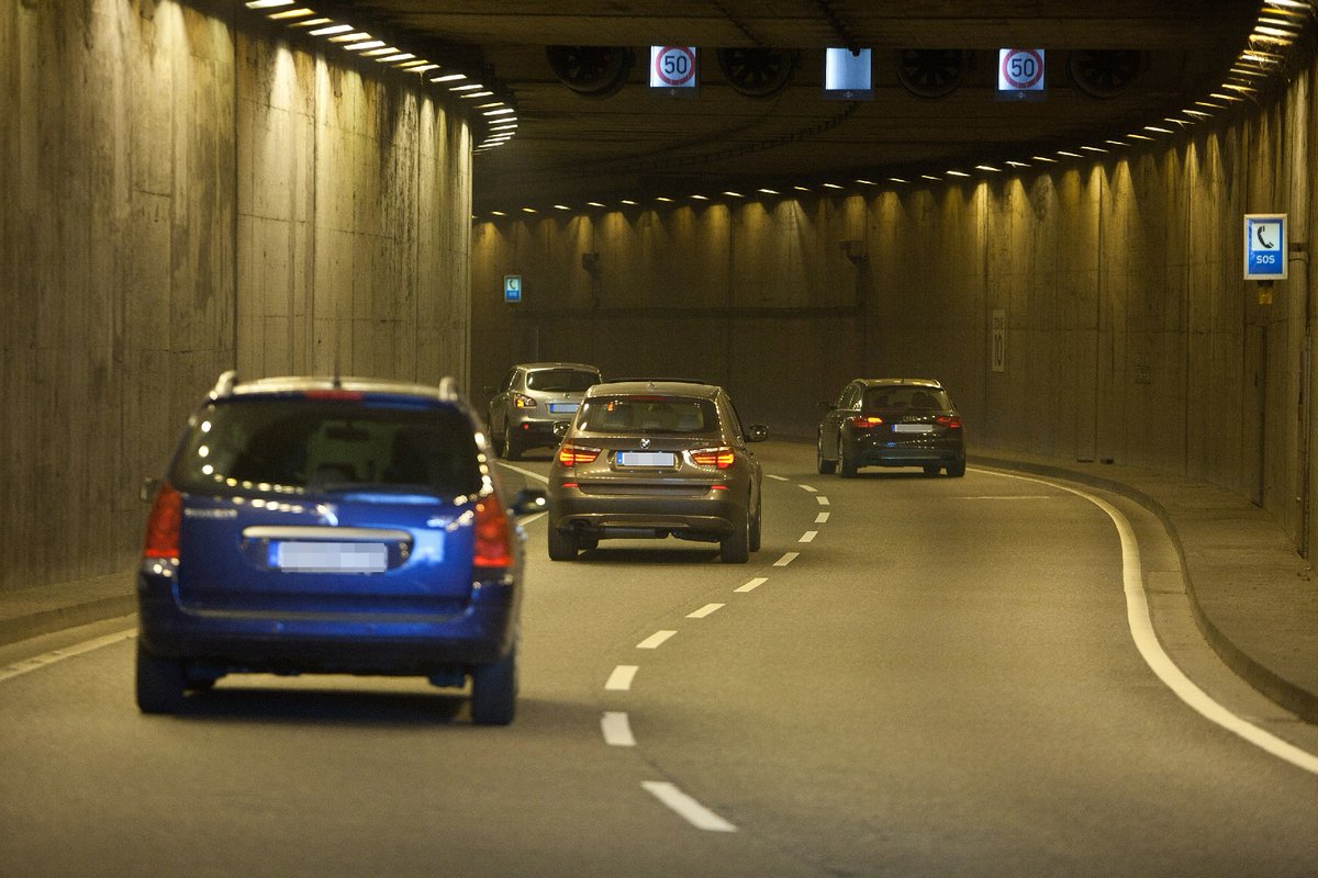 BundesstadtBonn's tweet photo. +++ Kurze Teilsperrungen im Straßentunnel Bad #Godesberg +++ Aufgrund von erforderlichen Instandsetzungsarbeiten an den Beleuchtungsanlagen sind am Mittwoch, 10. Januar, zwischen 12 und 15 Uhr #Teilsperrungen notwendig. Bitte beachten Sie die Beschilderung vor Ort.
#Bonn https://t.co/YNc17cNqAF