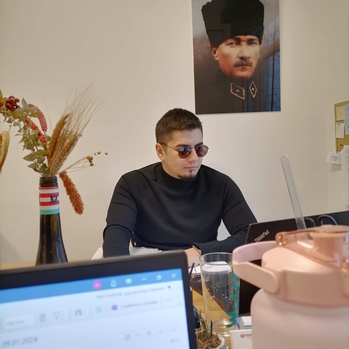 faikdd's tweet image. Gözlüğü kırdık, numaralı güneş gözlüğüyle ofiste şu şekil takılıyoruz