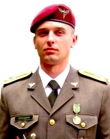 ЯРОСЛАВ ПОХОДНЯ, навічно 22-річний лейтенант.
Усе свідоме життя він присвятив захисту України.

Маленька донечка бачитиме татуся лише на світлинах.
І завжди знатиме, що її татусь Герой,
котрий захищав Україну на землі,
а наразі боронить її в небі.
Неймовірно болить.