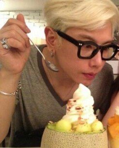 웄긴점
13효신 완전 퐁뇽적남자.시절이라 이때 사진 영상들 테스토테론작렬이신데
토드 때는 욀케 초딩인거냐?
비유적표현이아니라레알10살
말존12나게안듣게생김..